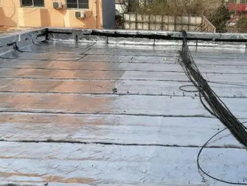 兴化卫生间漏水维修公司分享下兴化屋面楼顶防水刚性防水层施工要点。